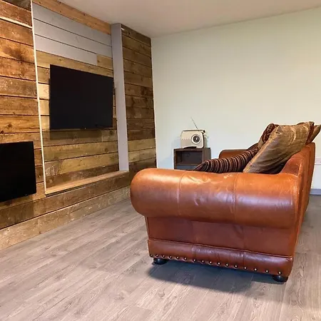 Treetops Flat4 Hall B28 * Birmingham
